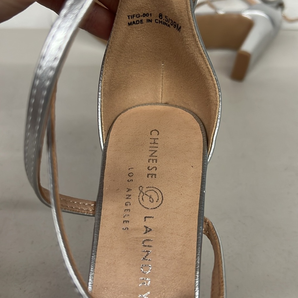 New Chinese laundry sz8.5 silver heels strappy
Open toe Taryn dress shoe prom - Picture 5 of 5